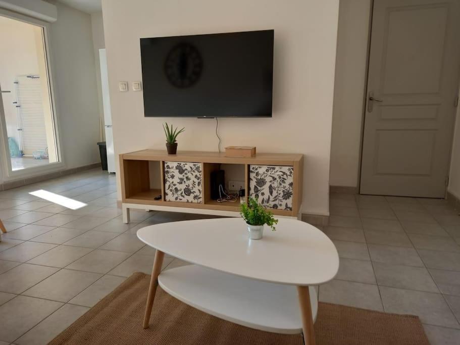 8 Personnes En Face Des Remparts Climatise Avec Terrasse Et Parking *