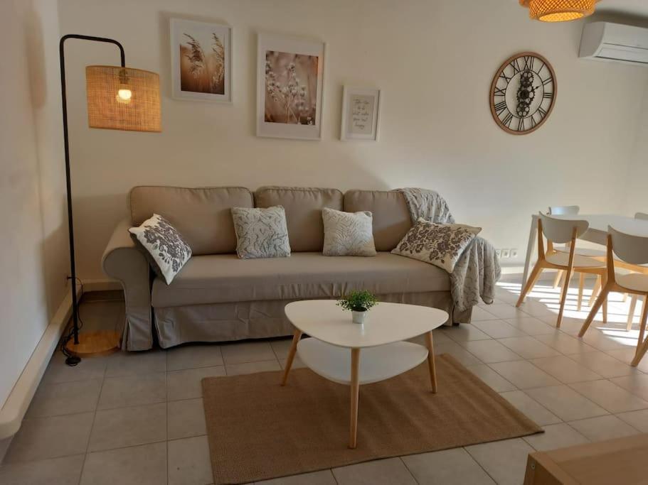 8 Personnes En Face Des Remparts Climatise Avec Terrasse Et Parking *