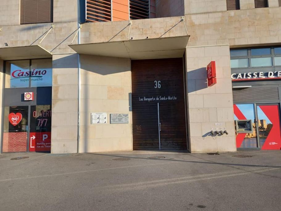 8 Personnes En Face Des Remparts Climatise Avec Terrasse Et Parking Avignon