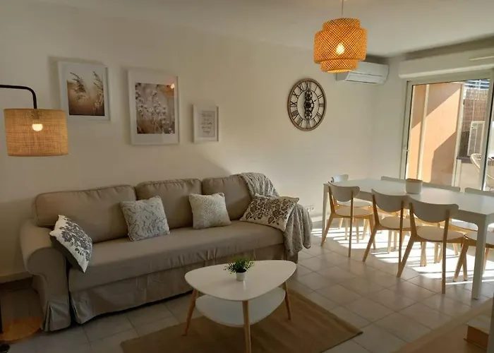 Appartement 8 Personnes En Face Des Remparts Climatise Avec Terrasse Et Parking