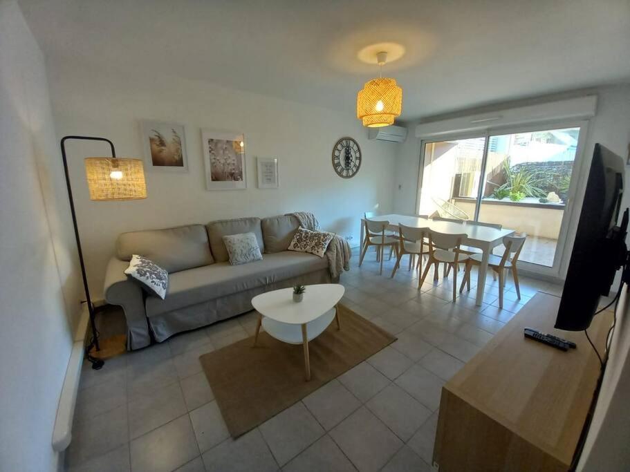 8 Personnes En Face Des Remparts Climatise Avec Terrasse Et Parking Appartamento