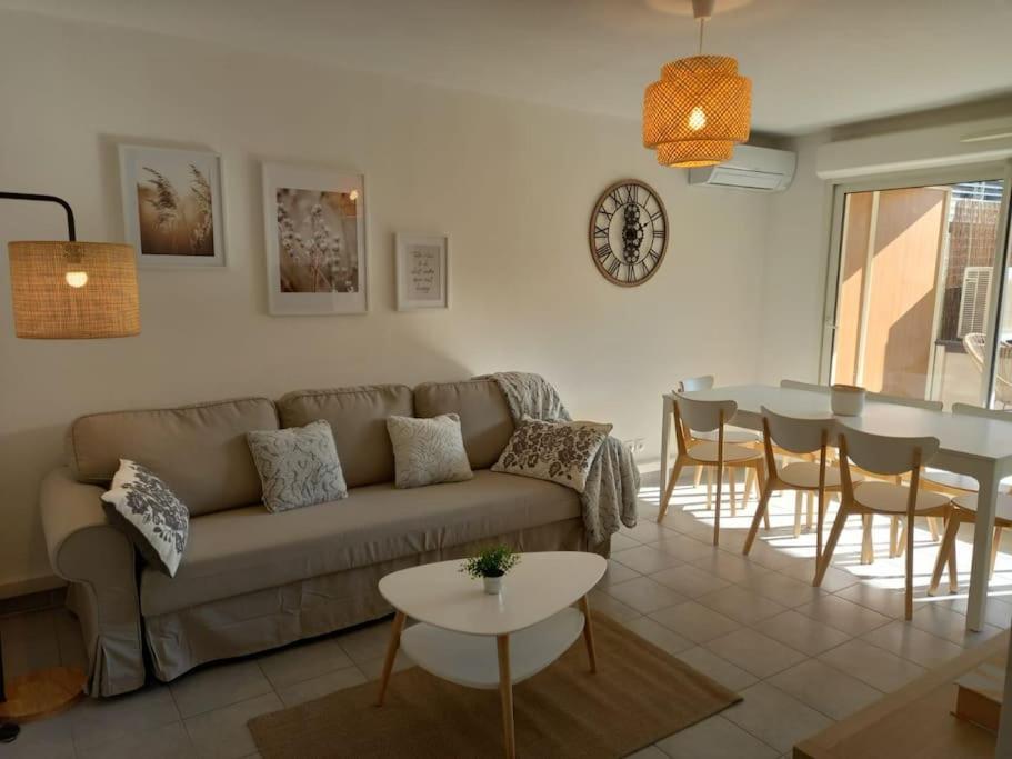 8 Personnes En Face Des Remparts Climatise Avec Terrasse Et Parking Appartamento Avignone